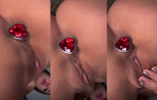 Girl Power Pelada Piscando o Cuzinho com o Plug Encaixado – Fatalmodel Privacy
