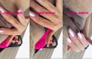 Índia Bronzeada Esfregando o Grelinho Lindo e Molhado – Xvideos Pornô