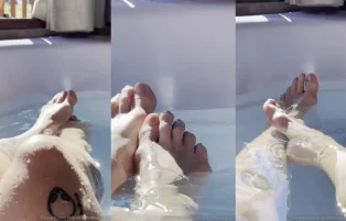 Maru Karv Mostra os Pezinhos na Piscina – Onlyfans Amador