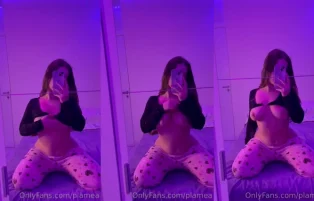 Plamea Exibe os Peitinhos na Frente do Espelho – Onlyfans Packs