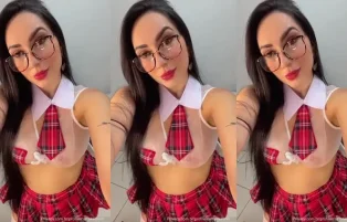 Cathotwife Putinha se Exibe no Espelho – Pornohub Amador