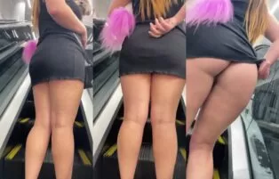 Carol Resenha de Vestido Sem Calcinha na Escada Rolante