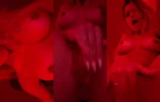 Sarah Melo Pelada Alisando a Buceta na Cama