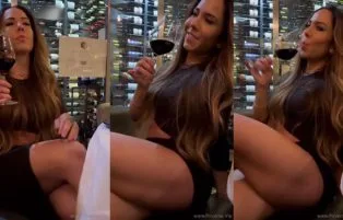 Mulher Melão Sem Calcinha Tomando Vinho – Onlyfans